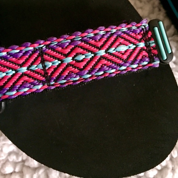 Adjustable strap sandals. - Picture 2 of 6